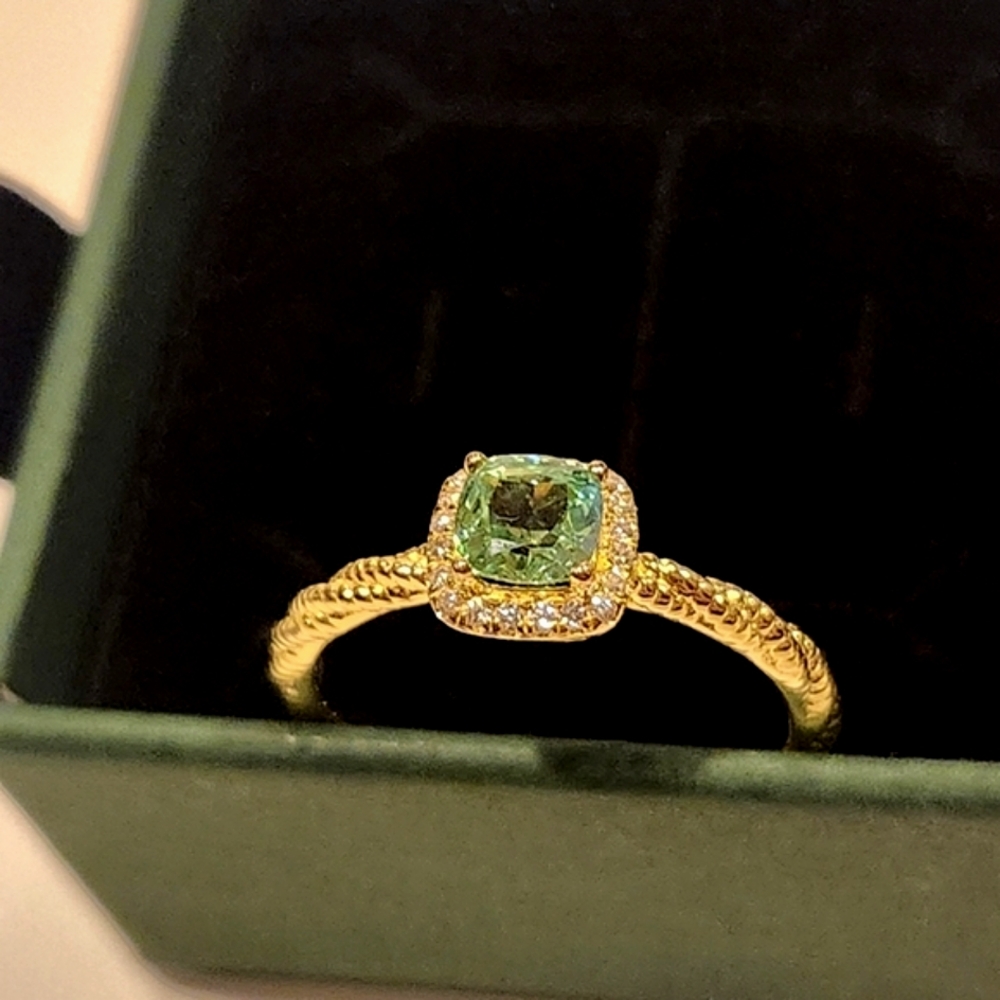 Ring 925 Sterling Silver. Hypoallergenic gold plated coating with a 0.6 Carat